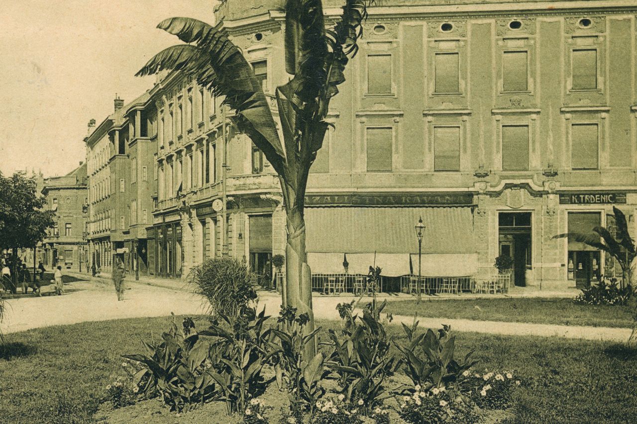 Kazališna kavana, Wilsonov trg (današnji Trg Republike Hrvatske), u pozadini Marovska ulica (današnja Masarykova), oko 1920. godine